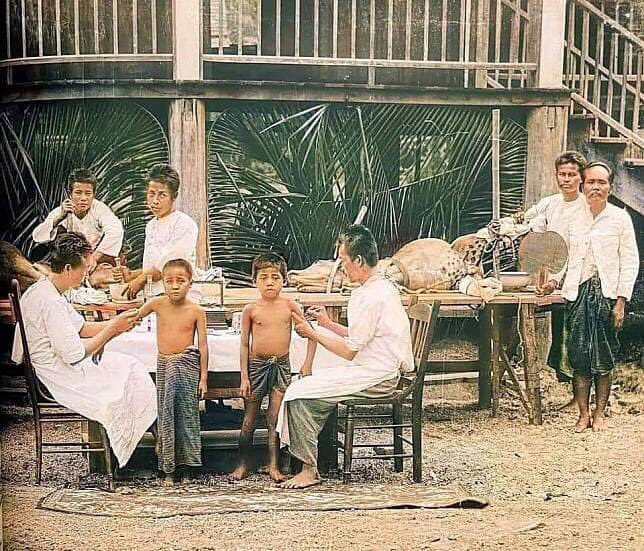 huang_huixian's tweet image. #ภาพประกอบเฉยๆ นะ เดิมเป็นขาวดำ

วัคซีนเข็มแรกของไทย ฉีดเมื่อวันที่ 2 ธันวาคม 2378 ตรงกับสมัยรัชกาลที่ 3 ป้องกันไข้ทรพิษหรือการปลูกฝี คิดค่าบริการครั้งละ 1 บาทโดยหมอบรัดเล่ย์ เงื่อนไขตอนนั้นคนที่ฉีดจะต้องกลับมาดูอาการ ถ้าใครมีอาการดีขึ้นจะคืนเงินให้ 50 สตางค์