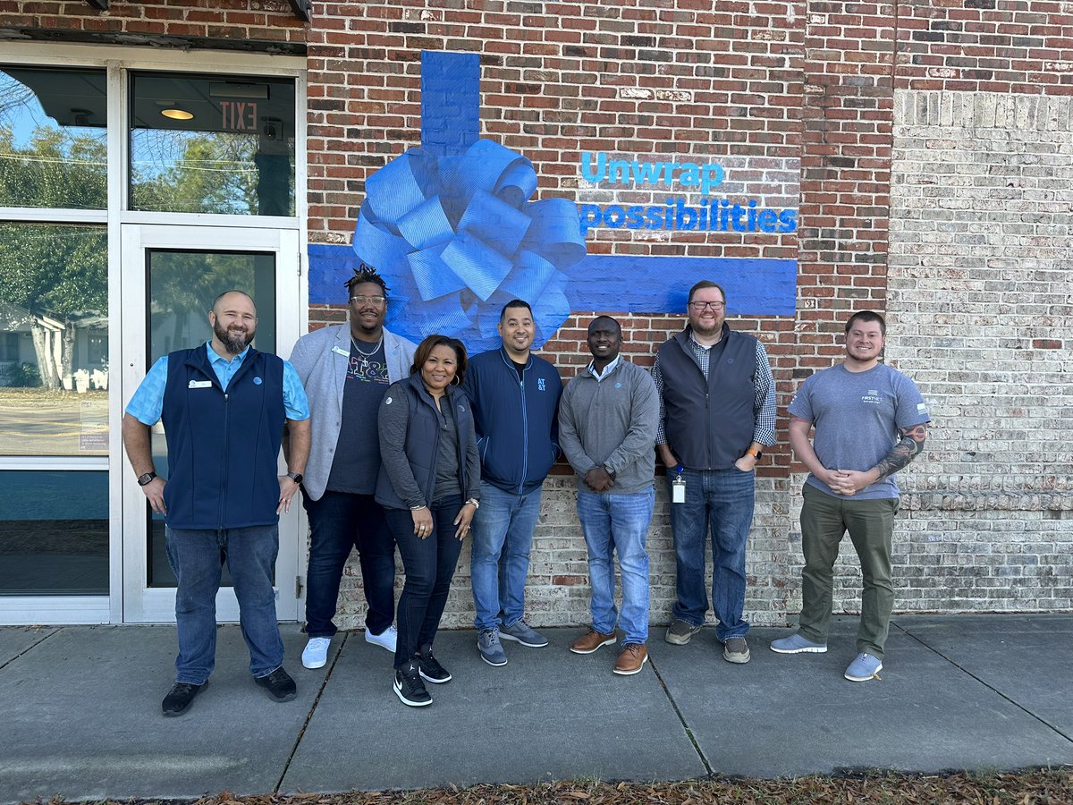 carawfields's tweet photo. As their smiles and chalkboards confirm, it was only #GoodVibes today during my visit at the West Ashley location in Charleston, SC 🤗 Thank y'all for an awesome time, and keep #DoinItBig! #SESfam #SoutheastStates #LifeAtAtt https://t.co/ShLC28j26d