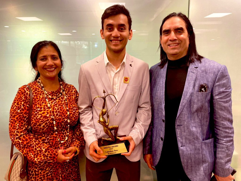 sportyrakesh's tweet photo. When your children give you moments to be proud of🤗🤗🤗🤗😍😍😍😍Don't miss the glint of pride in the eyes of the parents! @rpragchess @lakshya_sen here's wishing you many more success! 
@PMOIndia @ianuragthakur @BAI_Media @aicfchess https://t.co/kIgKfE9XmZ