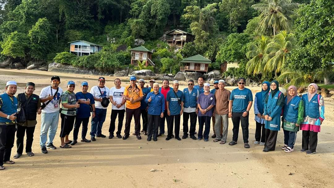 titm_official's tweet photo. Alhamdulillah, semalam saya meluangkan masa santuni pengundi di hujung Kampung Air Batang, Pulau Tioman.

Insya-Allah, misi menghantar ADUN wanita ke DUN Pahang. Doakan semua! 

#PerikatanNasional
#BersihdanStabil
#UndiPerikatanNasional
#DunTioman https://t.co/sZcLywVySZ