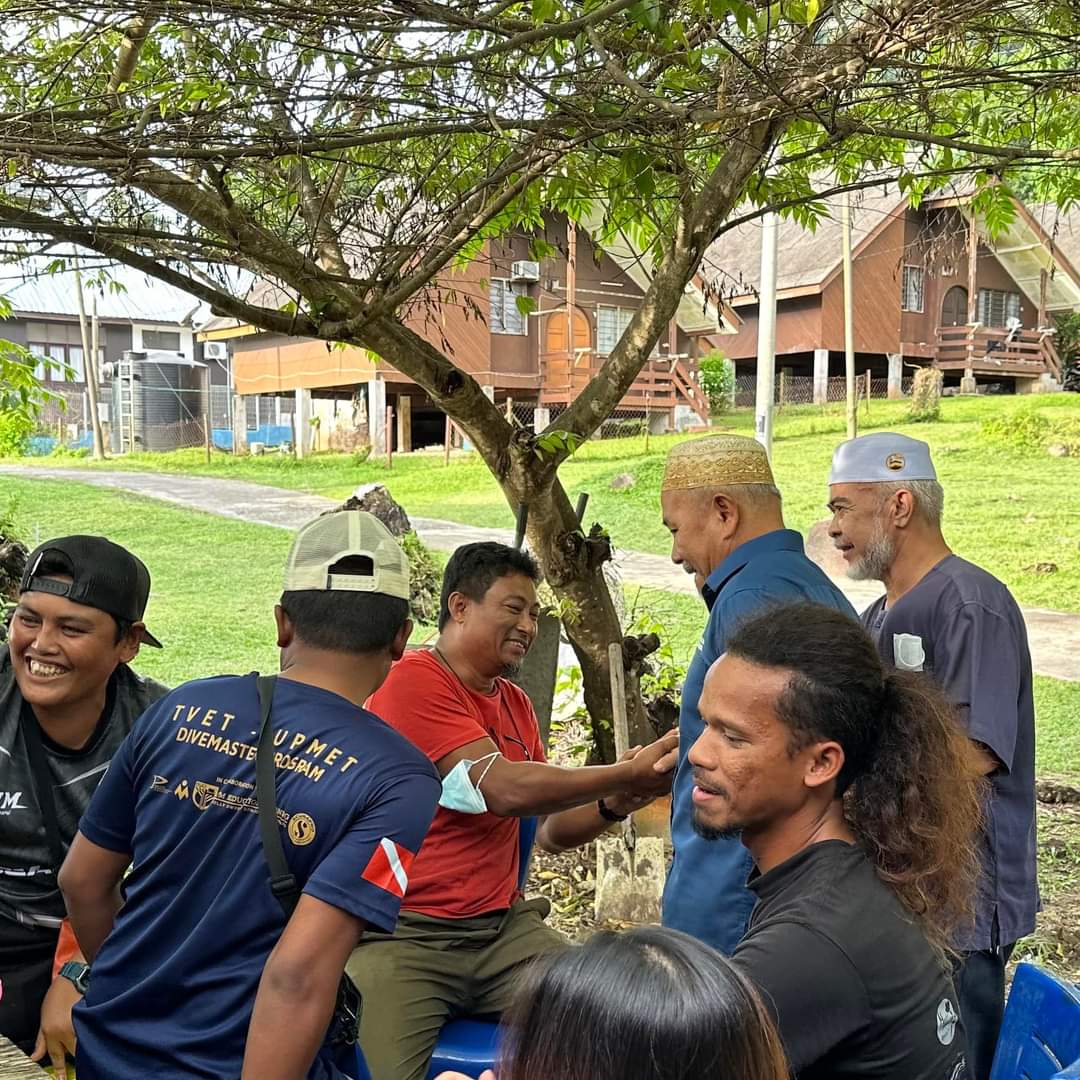 titm_official's tweet photo. Alhamdulillah, semalam saya meluangkan masa santuni pengundi di hujung Kampung Air Batang, Pulau Tioman.

Insya-Allah, misi menghantar ADUN wanita ke DUN Pahang. Doakan semua! 

#PerikatanNasional
#BersihdanStabil
#UndiPerikatanNasional
#DunTioman https://t.co/sZcLywVySZ