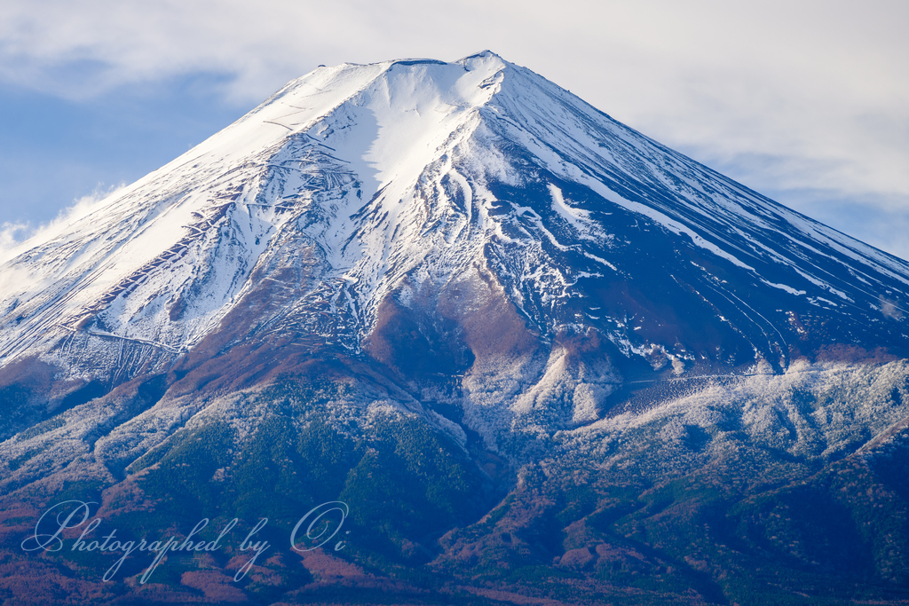 今朝の富士山❣ 雲が晴れると、五合目付近に白く霧氷が付いていました！