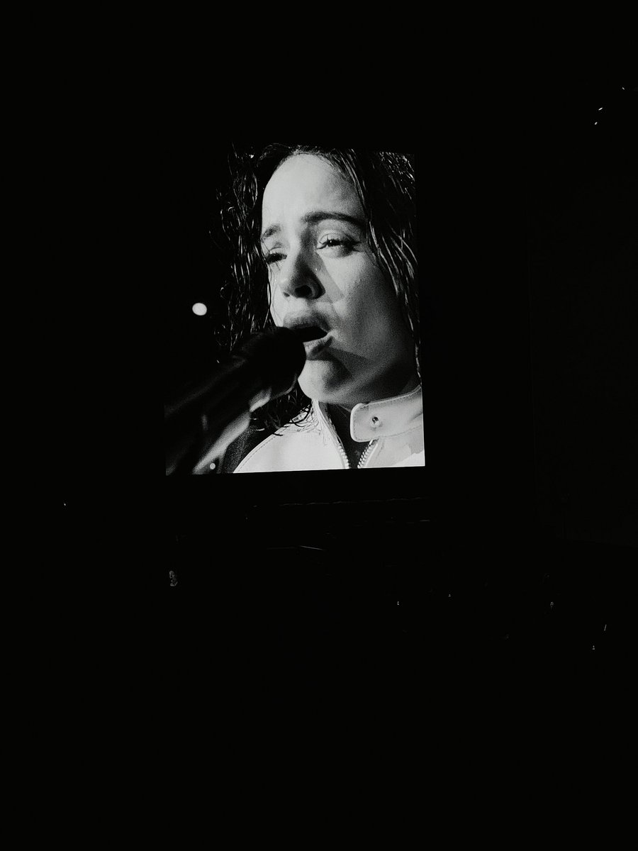 nonsovoimaiono's tweet photo. #MOTOMAMITOUR #Rosalia #Milano TI AMO❤️ GRAZIE🙏🏽 https://t.co/8YqZ8arvsF