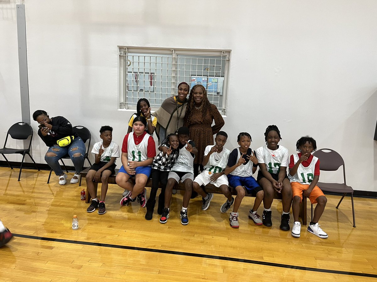 Shout out to <a href="/NATQHENDERSON/">Nat Q. Henderson Elementary</a> basketball team. They are going to the playoffs and the Hornet Hive is so happy. Keep up the great work!!! Thank you 5th Ward Community for your continuous support 👍🏾