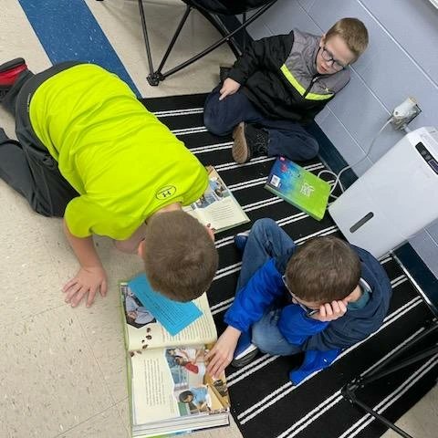MichiganAvenueE's tweet photo. Students in Mrs. Allen's class worked together to locate information using text features and explain why an author includes them in an informational text.
#masrocks #oneteam https://t.co/M7KlkBoxO1