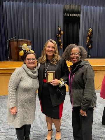 beth_pallister's tweet photo. So proud of WBMS’s amazing TOY, Lisa Hancock.
💛🐻💙⁦@BranchMiddle⁩ https://t.co/Qv9CbPPYuF