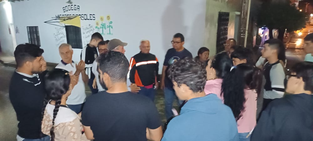 tachiraprimero's tweet photo. #Nov01 iniciamos Diciembre con la visita al municipio Bolivar en casa x casa en los Sectores: Barrio Pinto Salinas parte alta y baja y Leonardo Ruiz Pineda, llevando el mensaje de Prosperidad de nuestro candidato @prospericarlos presentes miembros del CES @heribertoLabrador https://t.co/8tEKaf7LaG