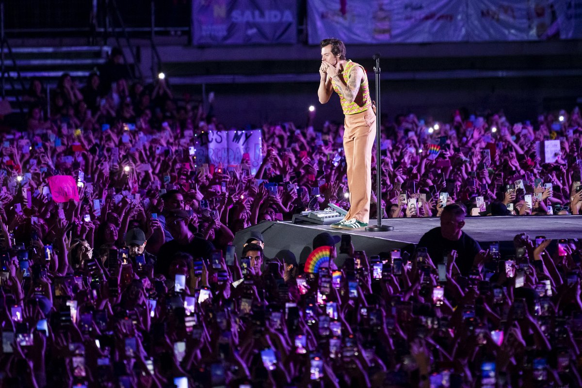 dgmedioschile's tweet photo. . @Harry_Styles en el #LoveOnTourSantiago ❤️ #LoveOnTour https://t.co/Qfl9Dsa7UP