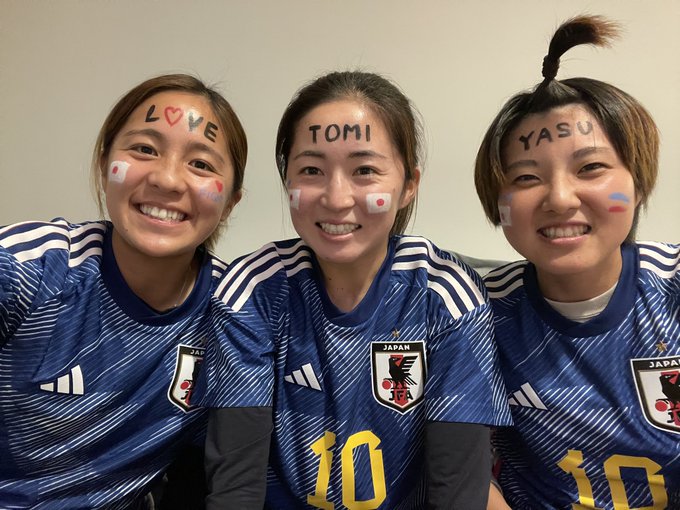 なでしこ岩渕真奈 W杯スペイン戦でかわいすぎる 冨安応援団 を披露 なんじゃこの可愛い応援団 All About News