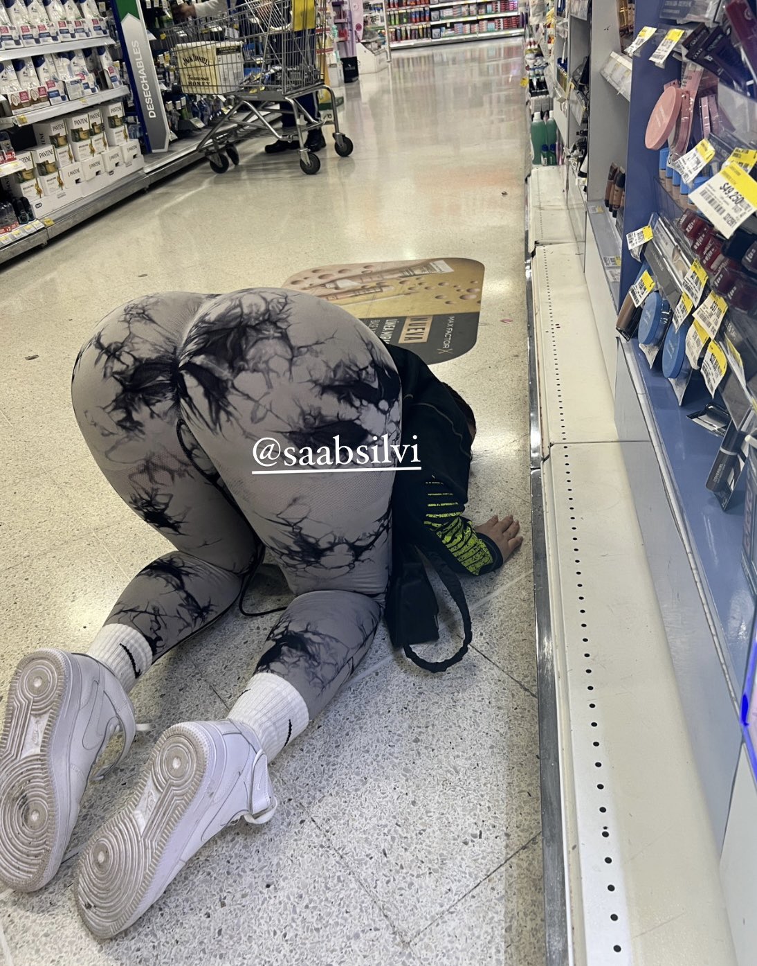 𝙎𝘼𝘼𝘽 on X: Se me cae un labial. :También yo😳🫣🤭  t.coBr5k85Aq7s  X