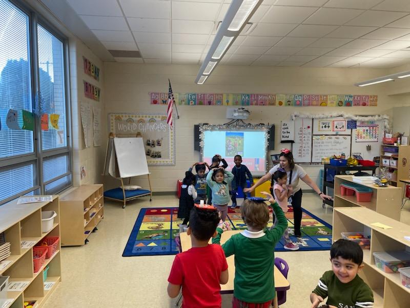 MrsCabreraLP's tweet photo. Apple Day was a fun way to celebrate the end of our #TreesStudy @LivingstonPark! We sang the A-P-P-L-E song, listened to Ten Apples Up On Top, practiced balancing "apples" on our heads & had fun with them in new ways! @NBTPreschool @MissVatLP @MrsGons @misspasterick @MissNigro https://t.co/UiCa1cNr2r