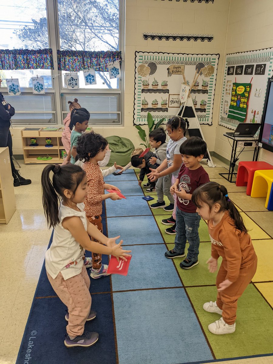 MrsCabreraLP's tweet photo. Apple Day was a fun way to celebrate the end of our #TreesStudy @LivingstonPark! We sang the A-P-P-L-E song, listened to Ten Apples Up On Top, practiced balancing "apples" on our heads & had fun with them in new ways! @NBTPreschool @MissVatLP @MrsGons @misspasterick @MissNigro https://t.co/UiCa1cNr2r