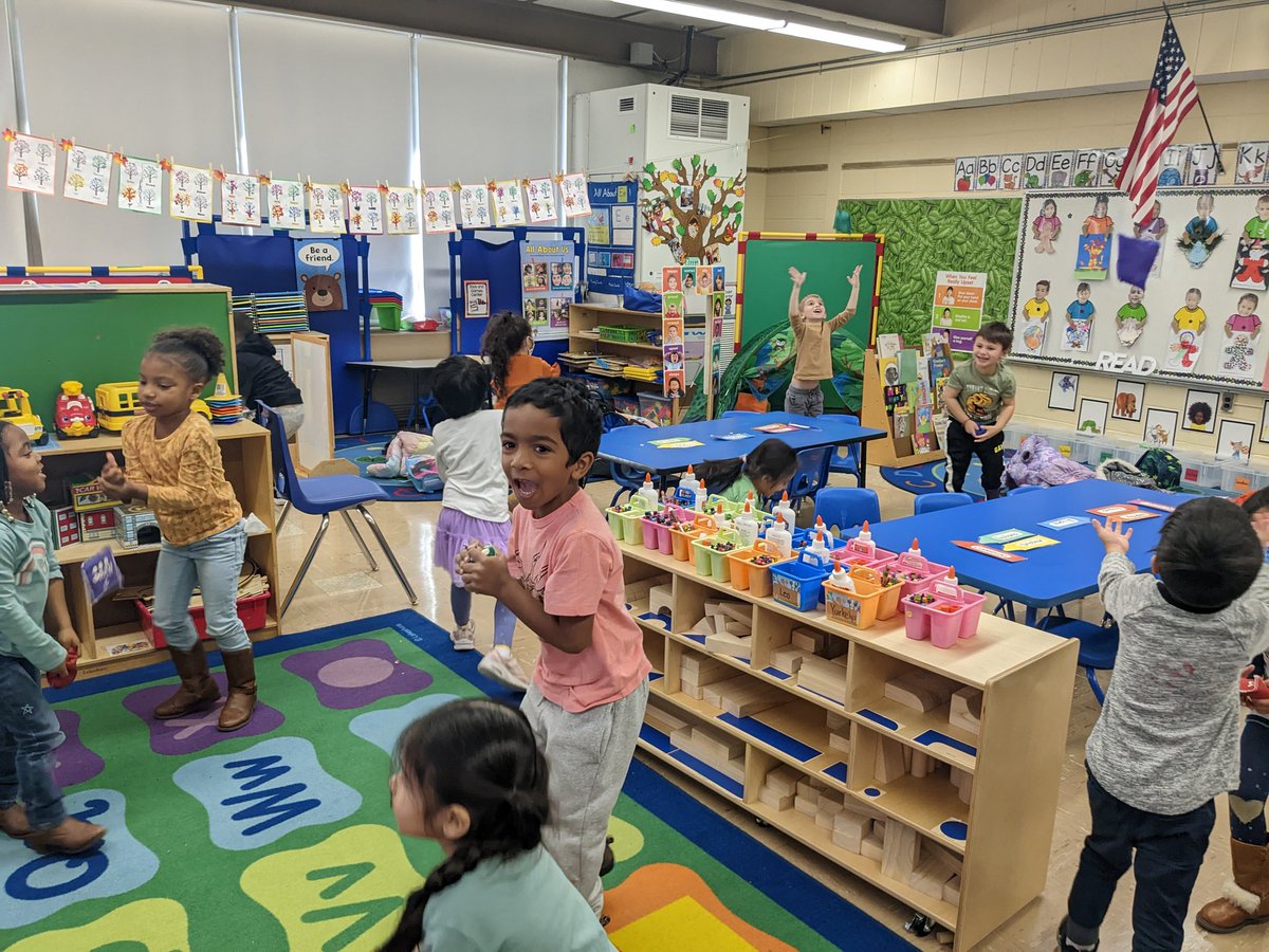 MrsCabreraLP's tweet photo. Apple Day was a fun way to celebrate the end of our #TreesStudy @LivingstonPark! We sang the A-P-P-L-E song, listened to Ten Apples Up On Top, practiced balancing "apples" on our heads & had fun with them in new ways! @NBTPreschool @MissVatLP @MrsGons @misspasterick @MissNigro https://t.co/UiCa1cNr2r