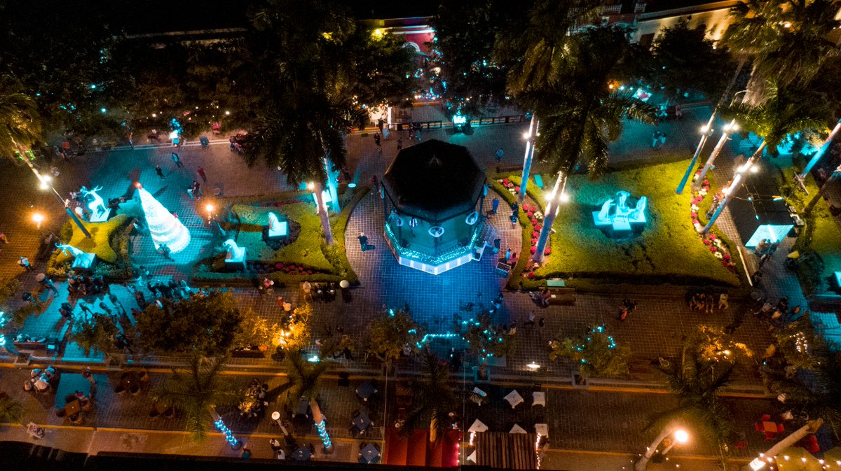 Mztesmitierra's tweet photo. ¡VAMOS A LA MACHADO! 🎄🎅
Este viernes es el encendido navideño en el Centro Histórico a las 7:00 de la noche, habrá luces destellantes, el tradicional pino navideño y villancicos. ✨️🧣 https://t.co/7XZ9Cfa1sq