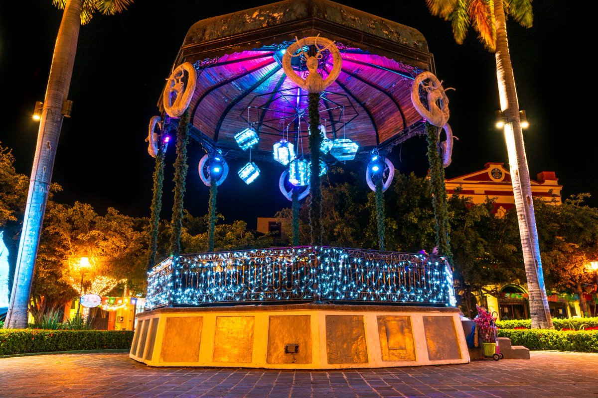 Mztesmitierra's tweet photo. ¡VAMOS A LA MACHADO! 🎄🎅
Este viernes es el encendido navideño en el Centro Histórico a las 7:00 de la noche, habrá luces destellantes, el tradicional pino navideño y villancicos. ✨️🧣 https://t.co/7XZ9Cfa1sq