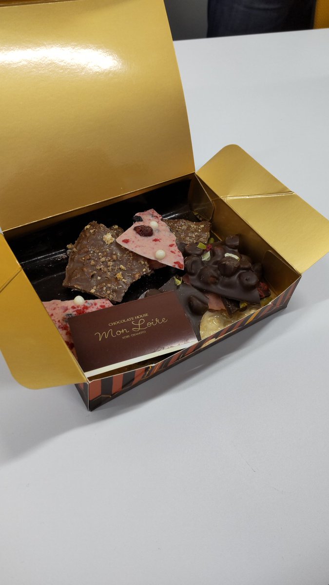 LabNvfc's tweet photo. 東京みやげらしいです。
これはチョコか!?
#TRANSLOG #日本機械学会 #交通物流部門 https://t.co/7BTc0KEIdW