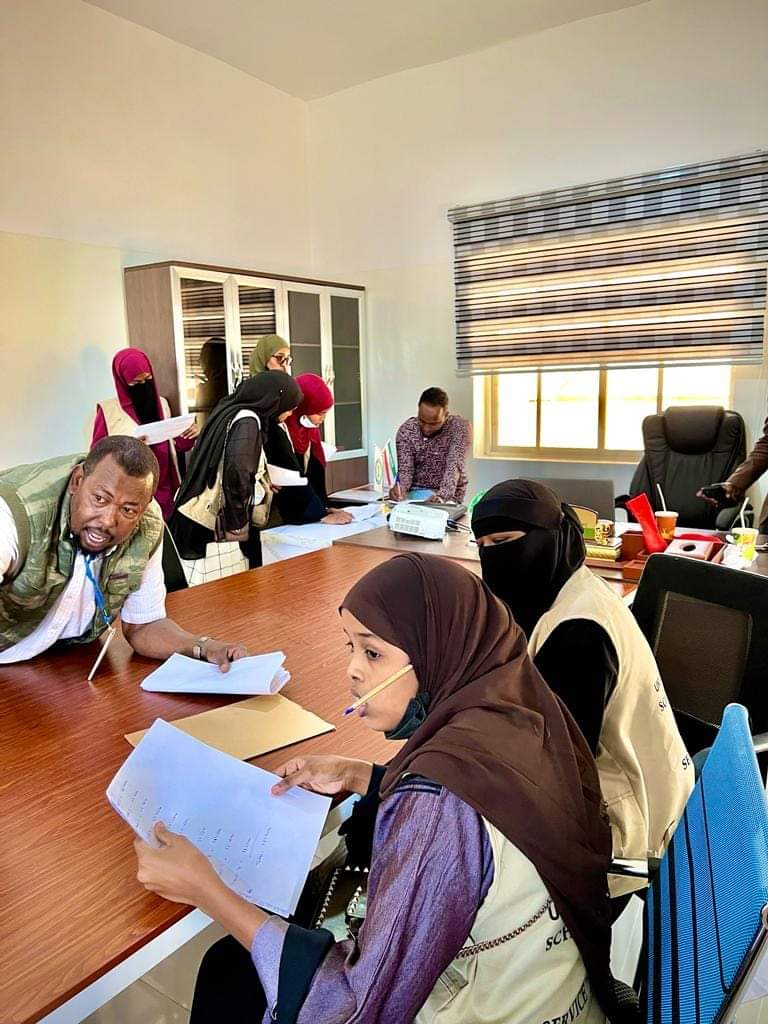 IsmacilYuusuf's tweet photo. Somaliland social workers who are known engaging noble work have extended assistance to Hargeisa local government Ibrahim Koodbuur district by starting valuable program which they will register the trade licence for trades at Xero awr area to serve as data base for that district https://t.co/u7oV06AzsG