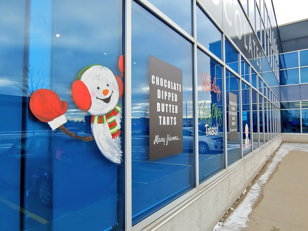 ThatBronaghOne's tweet image. Windy and chilly day of making windows beautiful for the holiday season at @Annies_Choc on Robin's Hill Road in east #ldnont today PLUS I saw the candy warehouse so basically every dream I ever had came true 🎨🖌️🍫😍😋❤️

#artistsontwitter #art #windowart #outdoorfun #shoplocal