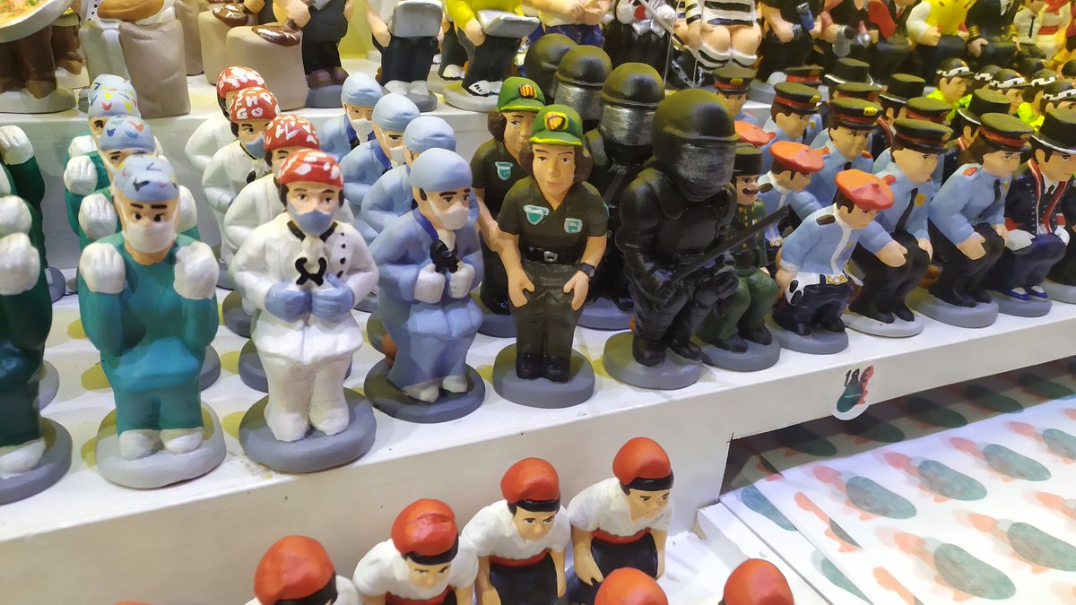 jaume_torralba's tweet photo. Trobo a faltar el color groc 
#caganers https://t.co/NxP79Dc8DO