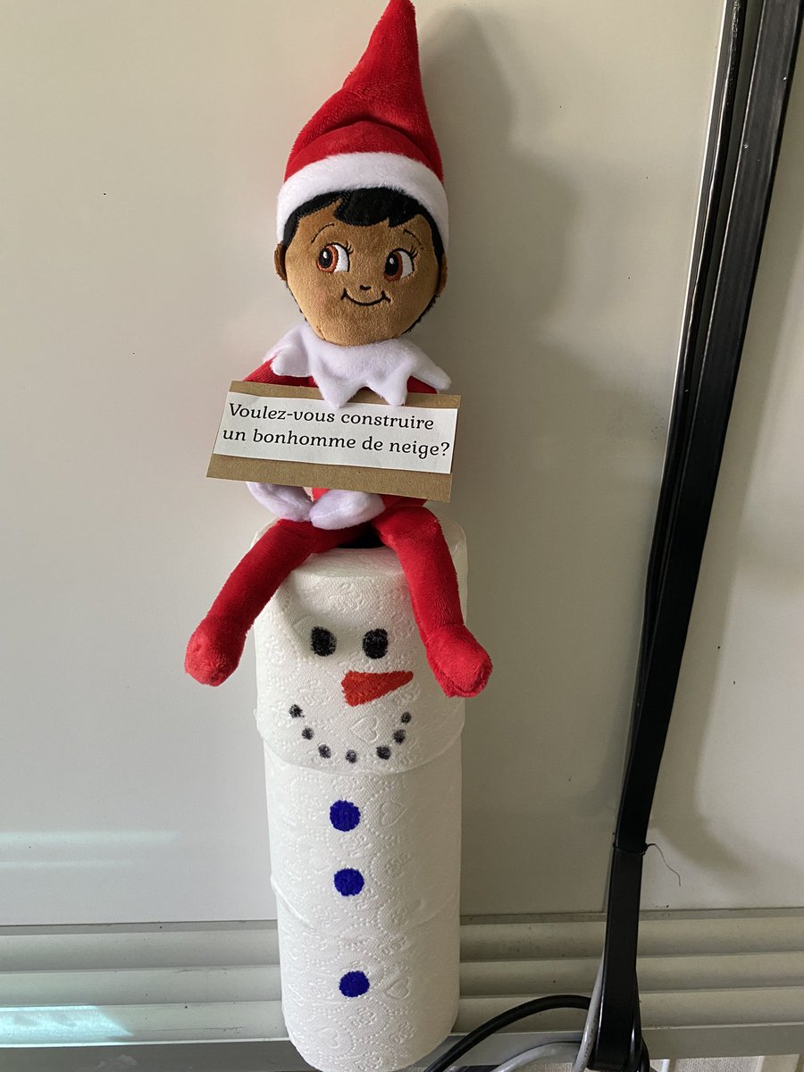MmeCarsonN's tweet photo. Un petit lutin a fait sa première apparence dans notre salle de classe aujourd’hui. Il a fait sourire plusieurs élèves. 😊 https://t.co/cpar5ulAIG
