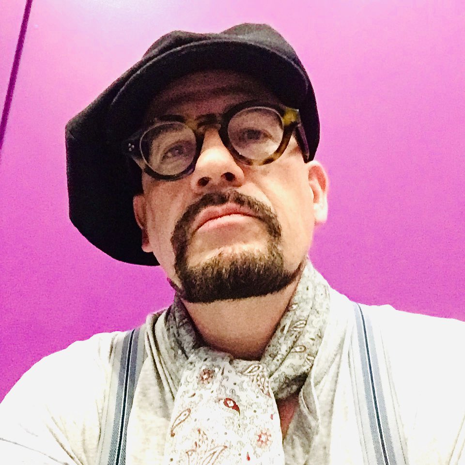 Hatdandy's tweet photo. PURPLE PINK & GREY DAY Background and colour hues pretty perfectly matching the weather outside & the mood inside - bleugh!
#nellythehat with @hatrats oversize #NewYork #bigapplecap @theoeyewear ltd edition specs & grandad Eric’s scarf #hatdandy #cap #hats #bigapplecap #eyewear https://t.co/6d5HmBpod1