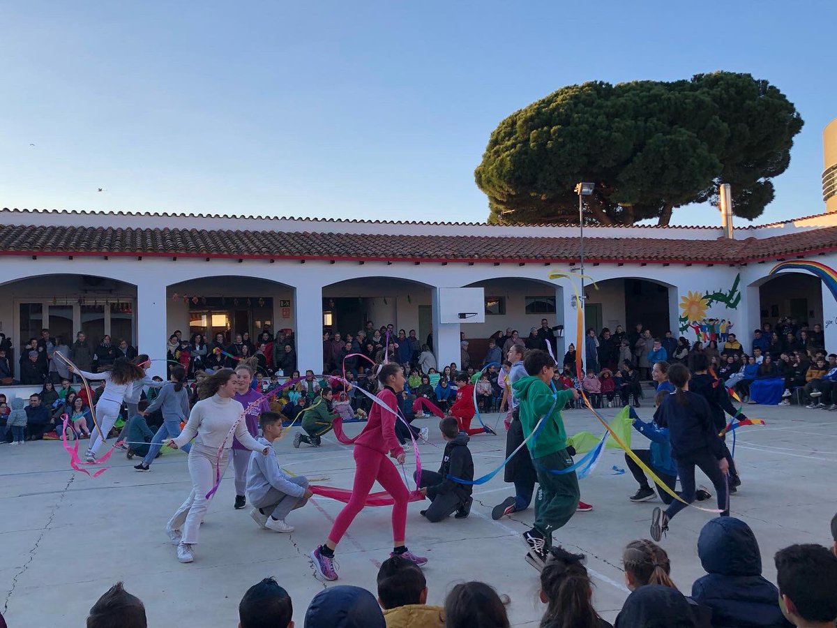 escolabrianxa's tweet photo. 🎶 Santa Cecília 🎶 Avui hem gaudit de la celebració de Santa Cecília!Ens ha fet molta il•lusió poder tornar a celebrar aquesta festa amb totes les famílies 😊 Volem donar les gràcies a l’Anna i a la Sole, especialistes de música, per la seva dedicació! #Brianxa #Tordera https://t.co/Zo6j0Sido0