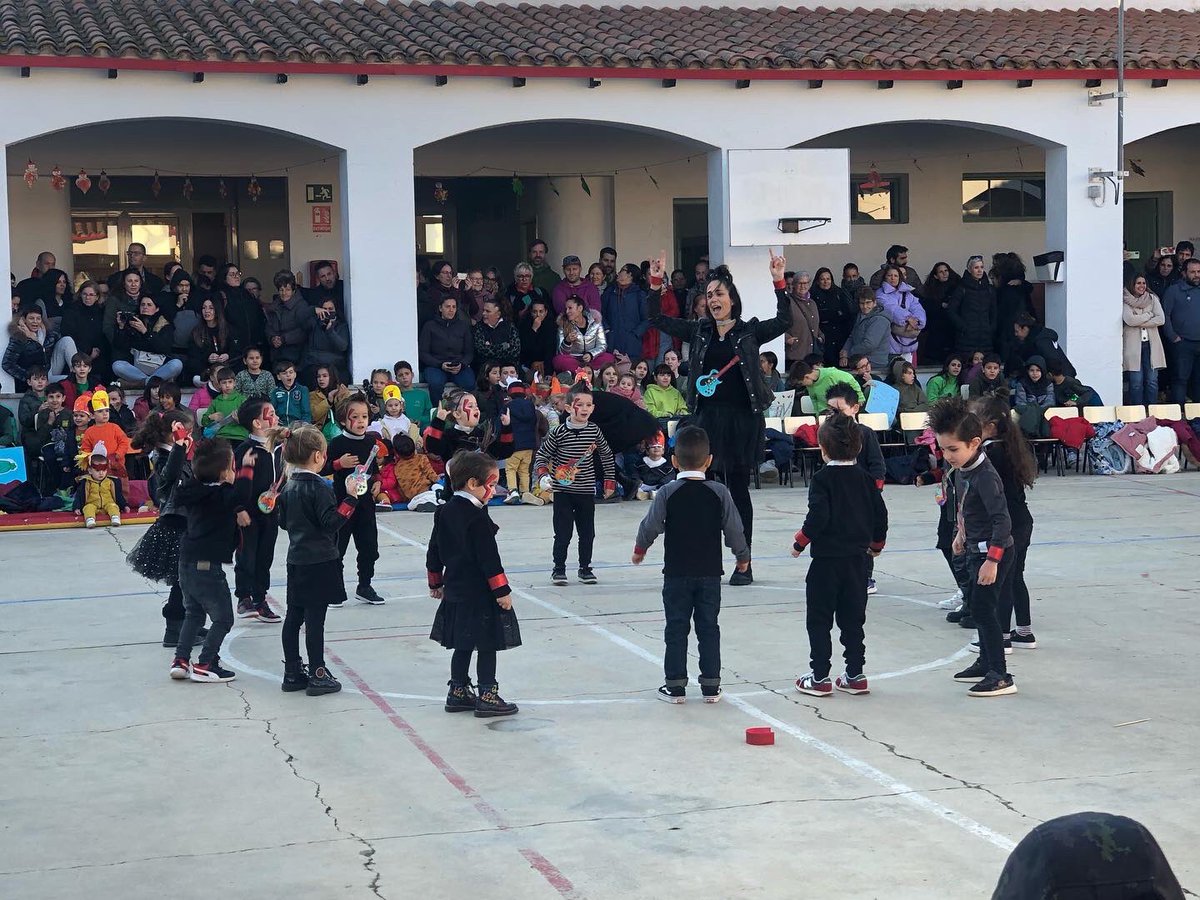 escolabrianxa's tweet photo. 🎶 Santa Cecília 🎶 Avui hem gaudit de la celebració de Santa Cecília!Ens ha fet molta il•lusió poder tornar a celebrar aquesta festa amb totes les famílies 😊 Volem donar les gràcies a l’Anna i a la Sole, especialistes de música, per la seva dedicació! #Brianxa #Tordera https://t.co/Zo6j0Sido0