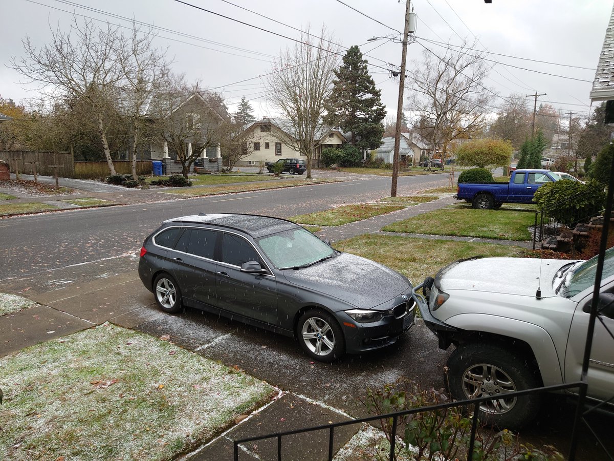 xplorn's tweet photo. Salem now. Temp dropped a few degrees, holding at 41F. Cell moving NE. @Zaffino @NWSPortland https://t.co/7rpC3iQaHV