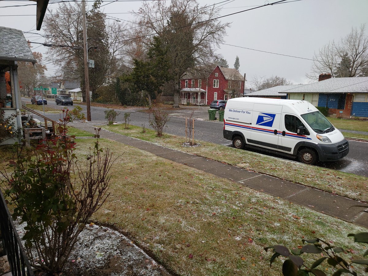xplorn's tweet photo. Salem now. Temp dropped a few degrees, holding at 41F. Cell moving NE. @Zaffino @NWSPortland https://t.co/7rpC3iQaHV