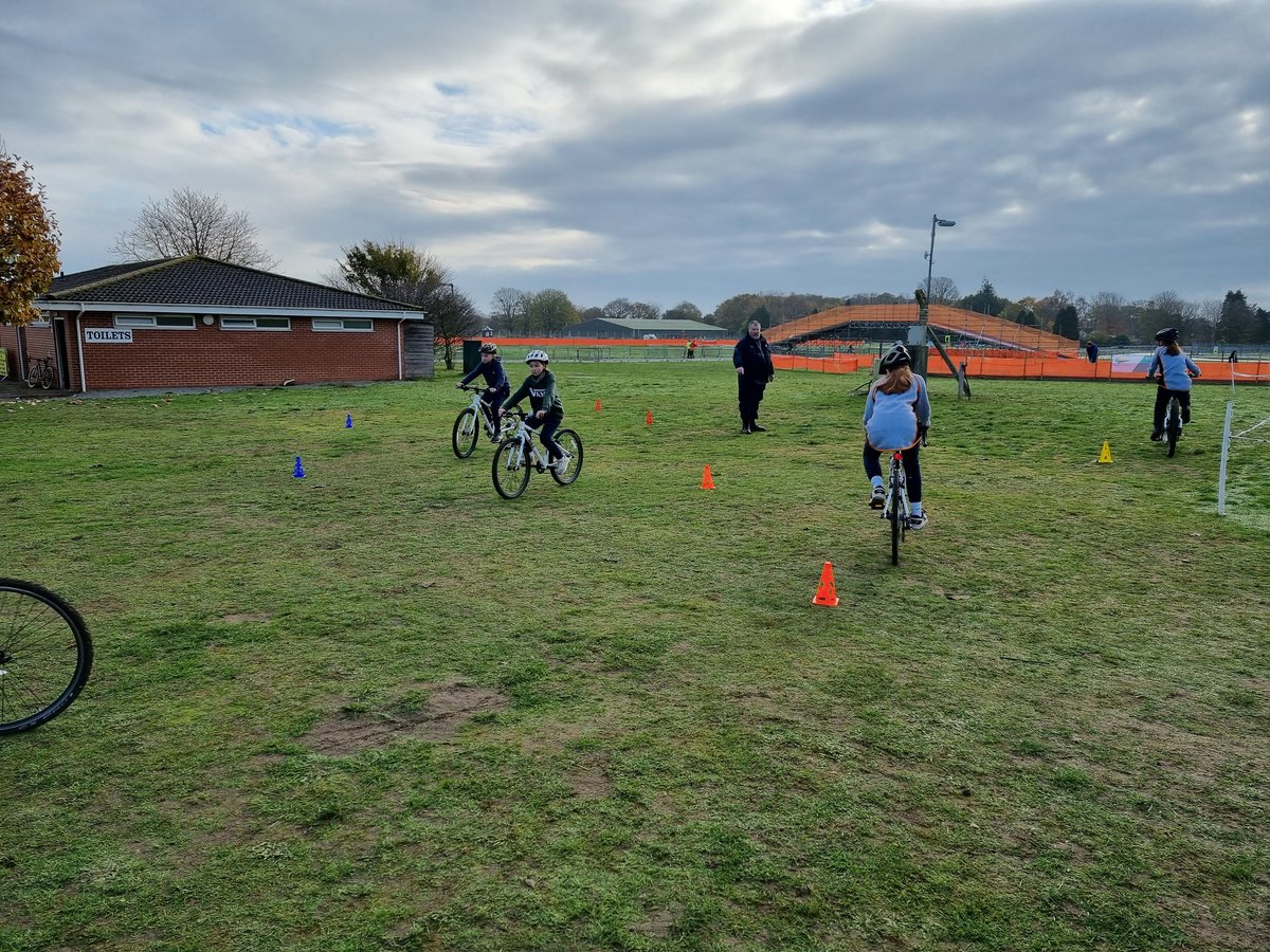WorldMastersCX's tweet photo. Today we welcomed local school Children to come and take part in some great activities around the World Masters course. Big Thanks to @EastSuffolk for arranging things. We had Crafts, Bike fixing, Suffolk Police, Bike ability, Kinetic Science, and some riding with British Cycling https://t.co/Fgr3xefsjn