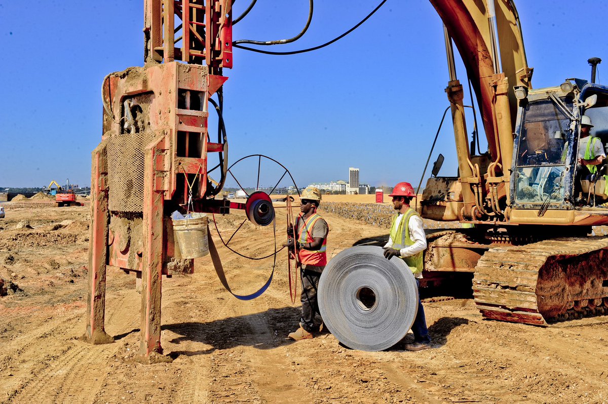 desdeelmurete's tweet photo. Cómo nos gusta esta técnica de #mejora del #terreno.
Despedimos la semana con algunas imágenes de instalación en el #terreno de #drenes verticales o #mechas drenantes. https://t.co/CAJC3oC0PT