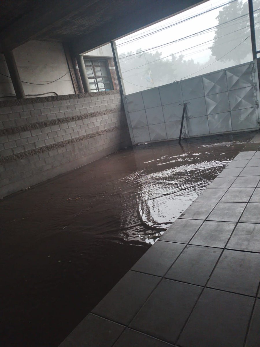 TroncosoGuille's tweet photo. Otra vez un temporal dejó anegadas las fiscalías y defensorías descentralizadas de #FlorencioVarela.  Un problema que vienen denunciando los trabajadores desde hace años pero que se repite una y otra vez; oficinas y pasillos inundados y filtraciones por todos lados @AJBQuilmes https://t.co/SpHrxaIXsF