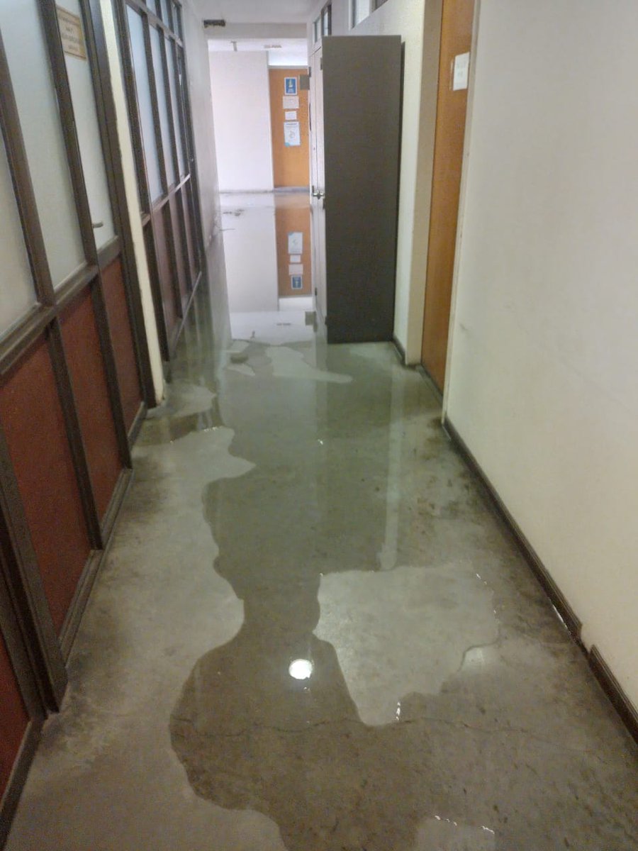 Otra vez un temporal dejó anegadas las fiscalías y defensorías descentralizadas de #FlorencioVarela.  Un problema que vienen denunciando los trabajadores desde hace años pero que se repite una y otra vez; oficinas y pasillos inundados y filtraciones por todos lados <a href="/AJBQuilmes/">AJB Quilmes</a>