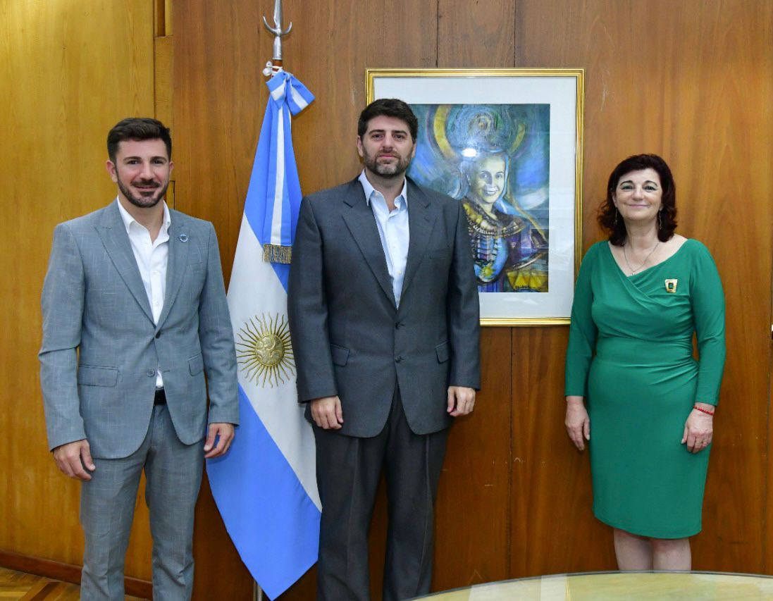 La ministra de trabajo <a href="/kellyolmos/">Kelly Olmos</a> se reunió con el Secretario Regional adjunto de <a href="/ITF_Americas/">ITF Americas</a>, Emiliano Addisi con el objetivo de dialogar sobre los futuros proyectos del #ITF en Argentina y la Región.