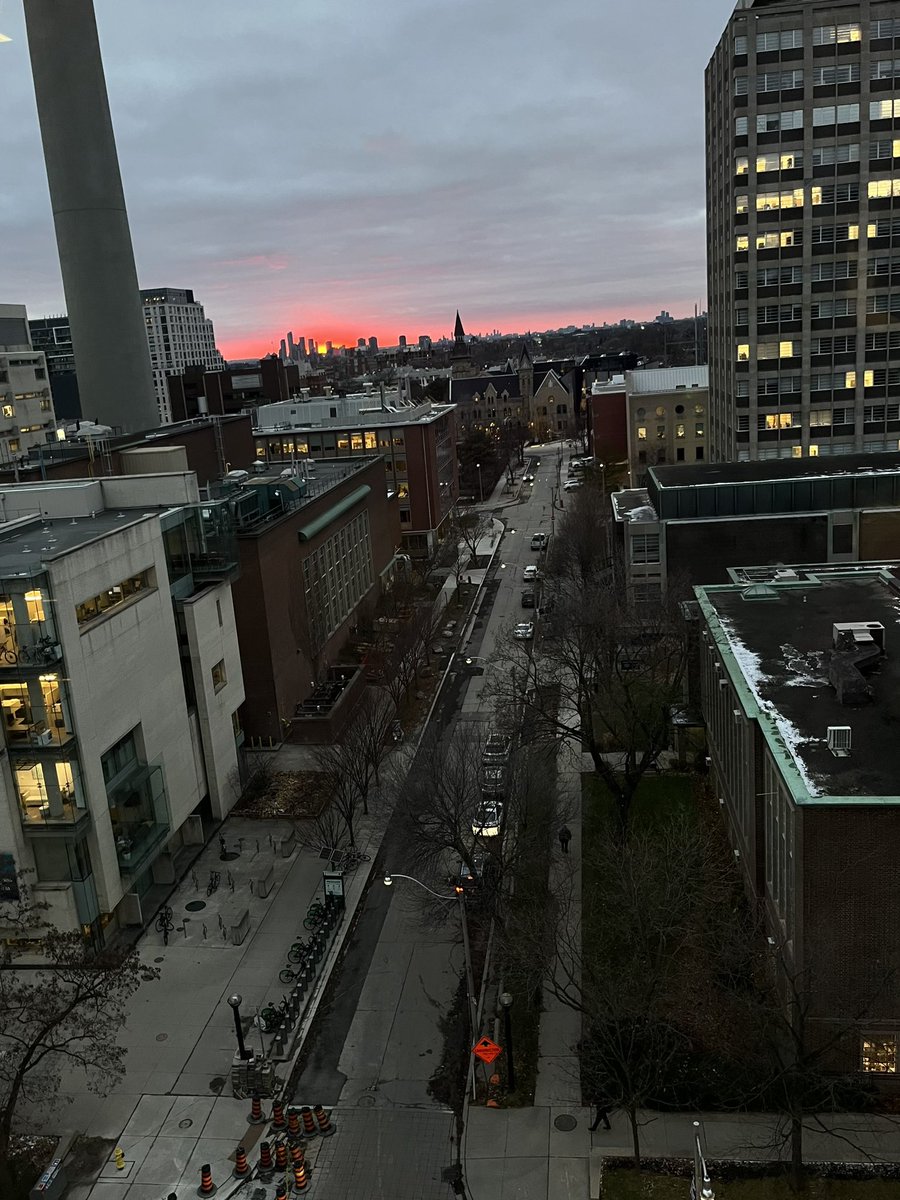 meaganflus's tweet photo. The views from #Myhal make the dark winters more enjoyable @uoftengineering https://t.co/2TiEpOz6av