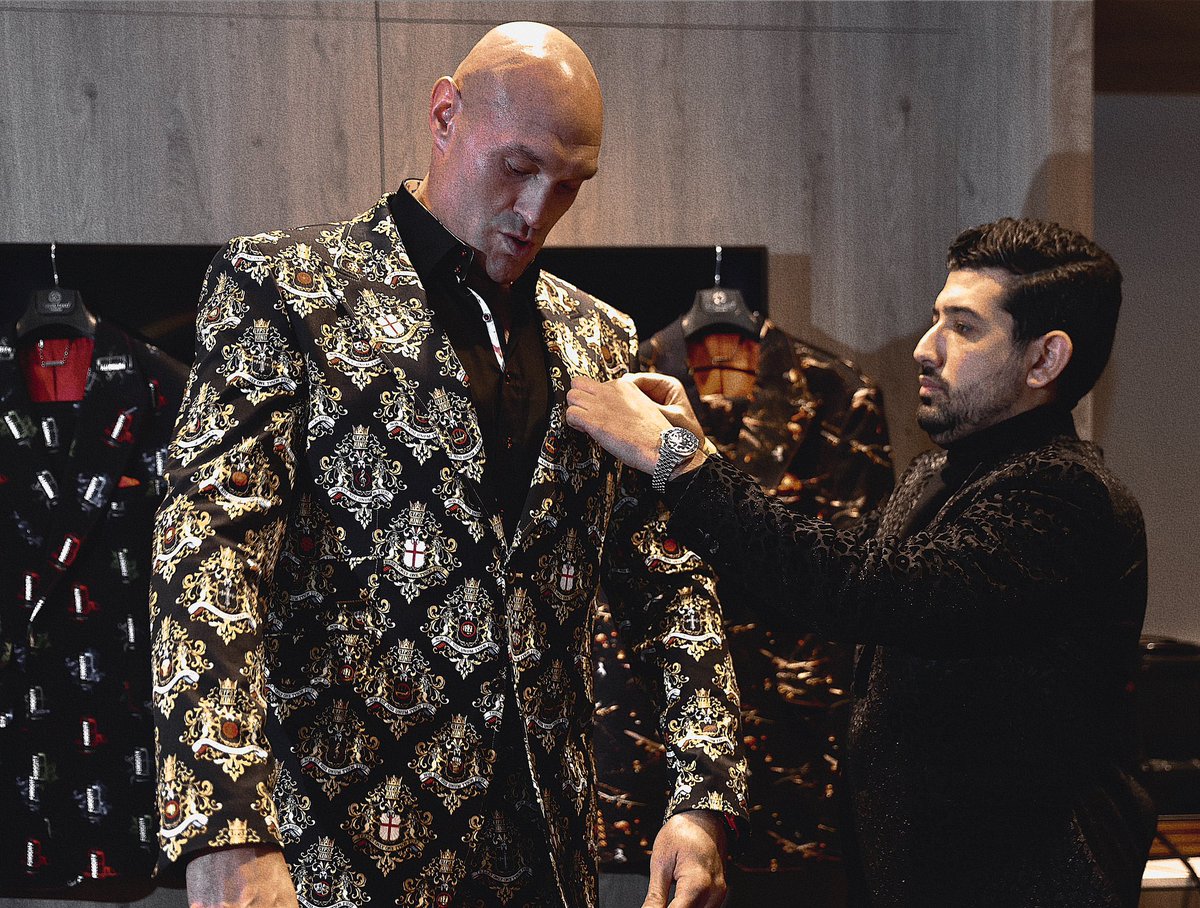 Claudio_Lugli's tweet photo. The Fury Family Crest Suit 👑🧵
#FuryChisora3 

📸 @M1keyShotYa https://t.co/fxxtbVvsGT