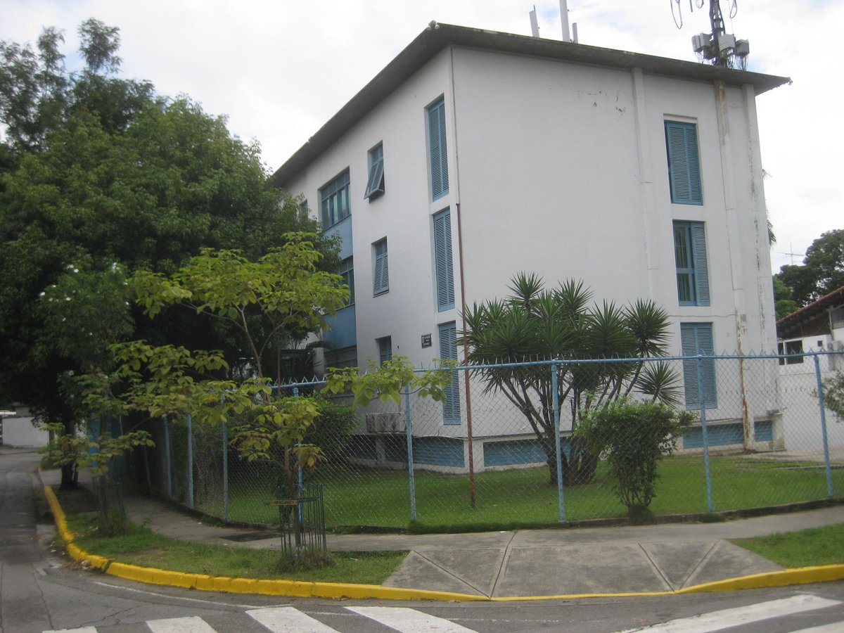 Edcruzideas's tweet photo. #arquitectura
"Edificio San Carlo", 1950. Obra del arquitecto Graziano Gasparini, ubicado en Urb. La Floresta, Caracas. Arquitectura moderna de influencia bauhausiana, con énfasis formal compositivo adaptado al clima de nuestra ciudad. Bello
#fundamemoria #prodavinci #Caracas https://t.co/7VNzO0LUNf