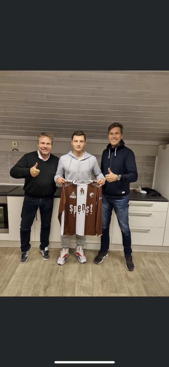 paabortebane's tweet photo. Sjekk drakta til @BorgenAlag, som spiller i 4. divisjon, Østfold – altså nivå 5!
Denne drakta er mer stilren enn "halve" #Eliteserien.

De klubbene som vil det nok, får det til⚽️

#Fotball https://t.co/hmOgFqG3Y6