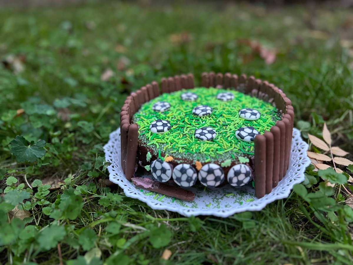 UJannavarapu's tweet photo. It's a foodball time, so Keerthana from 1IM baked a "Foodball" theme cake for the "MasterChef competition"
@Mr_Chadda @winston_way @MukhtarMiss  #WWAMasterchef https://t.co/lvtGXUBdJr