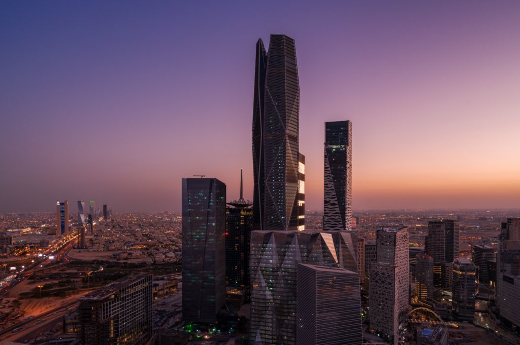 AlfallajSaleh's tweet image. البنك المركزي يكثف الجهوده لتخفيف أزمة السيولة لدى البنوك من خلال شراء السندات  لضخ السيولة للبنوك لتوسع في عمليات الإقراض، حيث تواجة بعض الشركات ذات المخاطر أرتفاع في معدلات الفوائد او رفض لطلبات الاقراض بسبب شح السيولة.