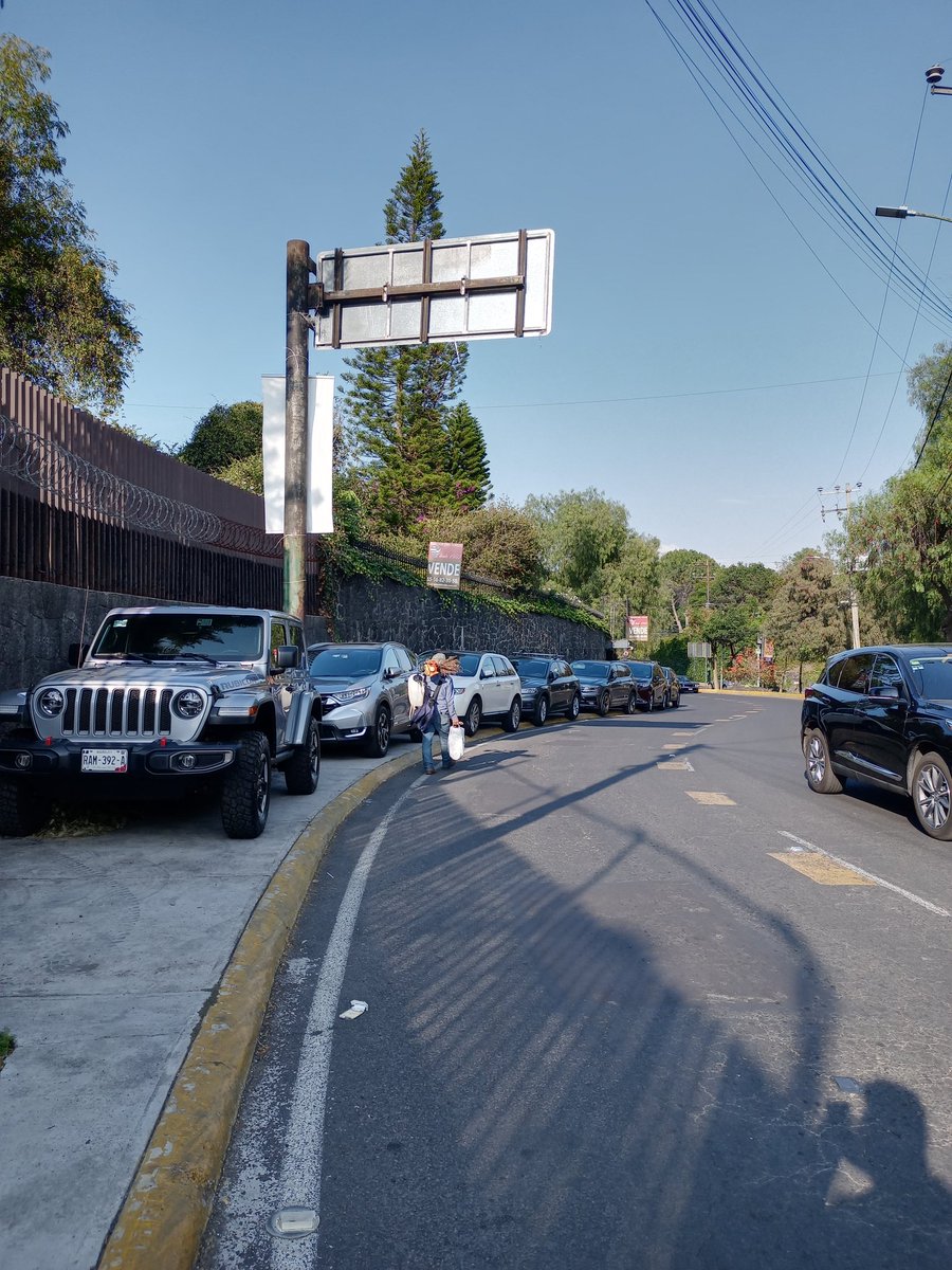 Donde queda nuestro derecho como peatón? Pfff que impotencia.
<a href="/VigimoviCDMX/">VigiMoviCDMX</a> <a href="/peatonesprimero/">peatonAs primero</a> <a href="/divisiondelsur/">División del Sur</a> <a href="/LaSEMOVI/">Secretaría de Movilidad CDMX</a> <a href="/AlcaldiaAO/">Alcaldía Álvaro Obregón</a> <a href="/CaosVialCDMX/">Violencia Vial CDMX</a> #peatones #nomasmuertesviales