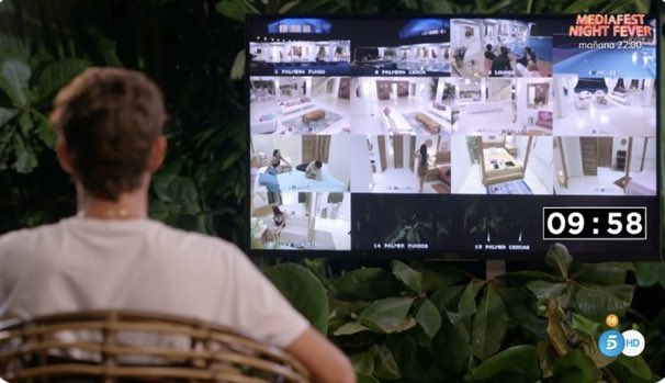 La del chino en el mostrador vigilando todas las cámaras de la tienda #LaIslaDeLasTentaciones11