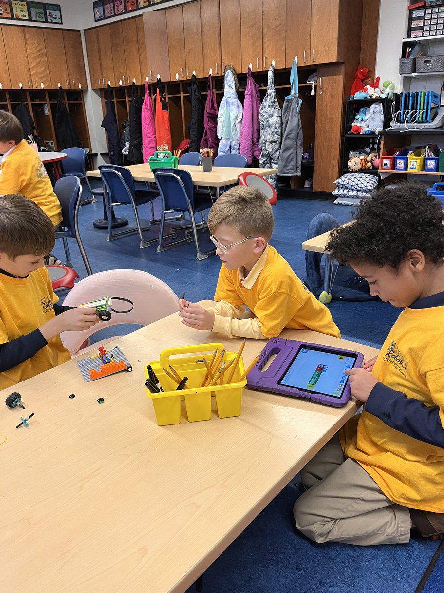 Second grade robotics is full of fun and discovery! Today we built, coded, and motorized electric cars. @firstlegoleague @usmsocial @usmlowerschool