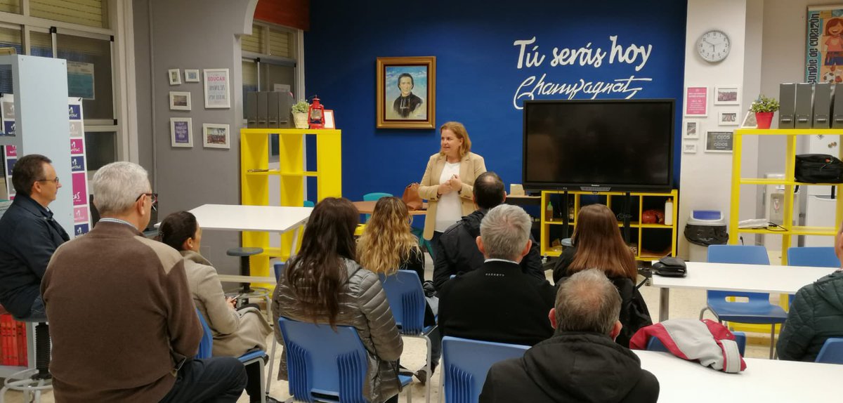 Ayer nuestra tuvo lugar en el colegio la charla contra el #AcosoEscolar dirigida a las familias y que ha sido realizada por la @BrigadaAntiacoso e impartida por  <a href="/Glez_Marta/">Marta González</a>, antigua alumna del centro. Previo trabajo que se ha realizado con el alumnado.
<a href="/APAMARmalaga/">AMPA Maristas Málaga</a>
#masqueaulas