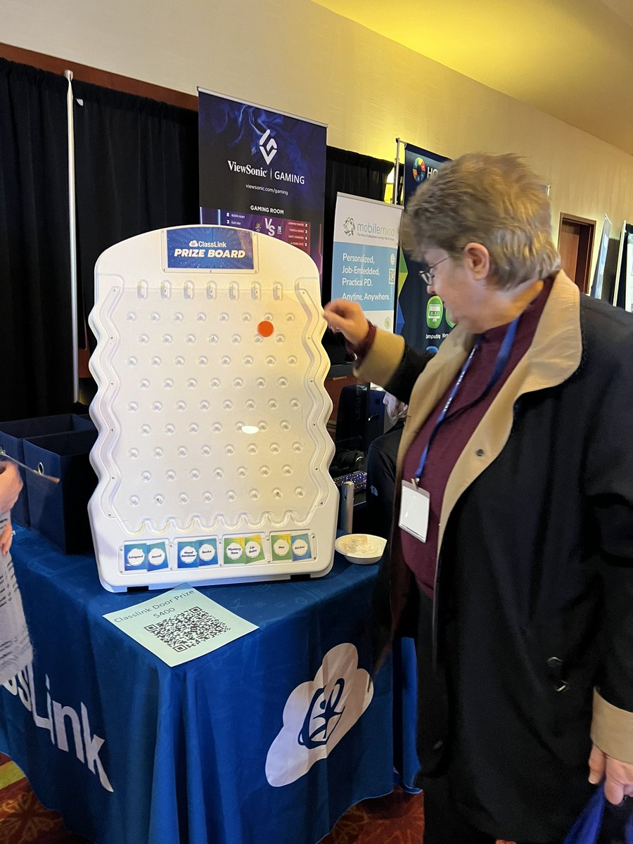 cjbennett10's tweet photo. #WarrenConnectTN Virtual Guidance Counselor, Ms. Ewton taking her chances playing Plinko at #tetc2022 today! She won some nifty @ClassLink swag 😎 https://t.co/QeusGDqeIZ