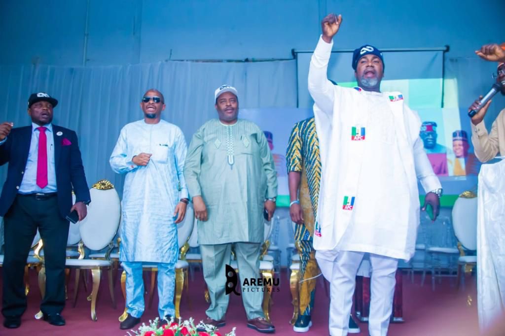 EngSotnas's tweet photo. @officialABAT On YOUR MANDATE WE SHALL STAND !!!
Vote Bola 
Vote Sanwolu 
Vote APC https://t.co/9G80wePvdX