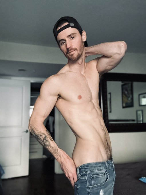 My pants won&rsquo;t stay up. Hmm 🤔 https://t.co/NPiCQPOZPV