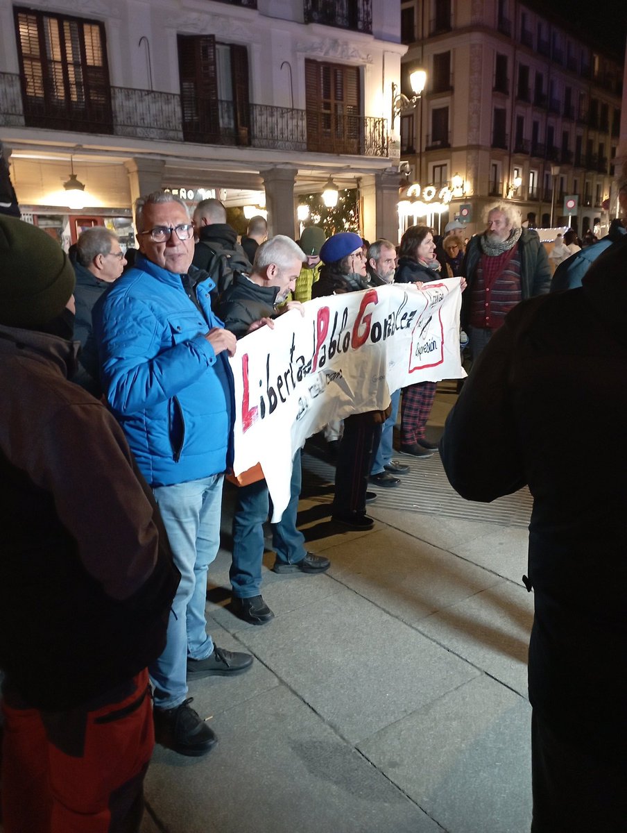 Medio centenar de personas exigen frente al Ministerio de Asuntos Exteriores la libertad de Pablo González: "Apelamos a las instituciones europeas y a las asociaciones europeas de periodistas y alertamos del riesgo de libertad de expresión para garantizar una información libre".
