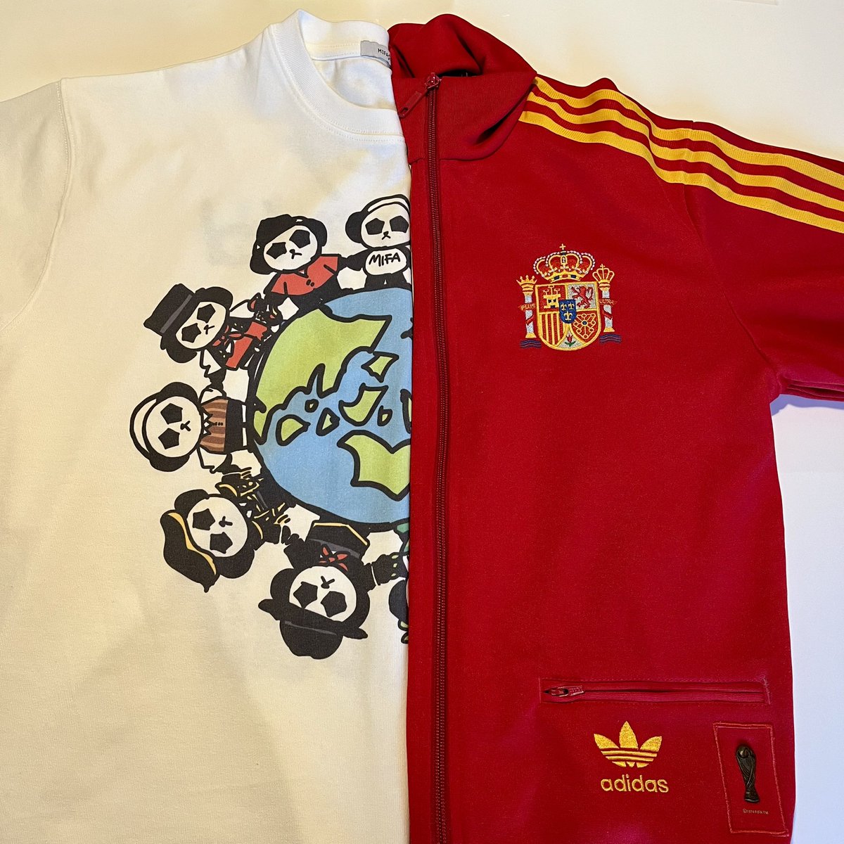 JOY_FUL_34's tweet photo. 日本🇯🇵🇪🇸スペインに勝利おめでとうございます㊗️
引っ張り出してきて記念撮影。今日着てこっかな〜と思うほど可愛い！
この前ドイツのジャージ着てる人見かけたし！
わかる人にはわかっちゃう⚽️
#勝利の笑みを君と 
#ウカスカジー https://t.co/qX5lUZeNN5
