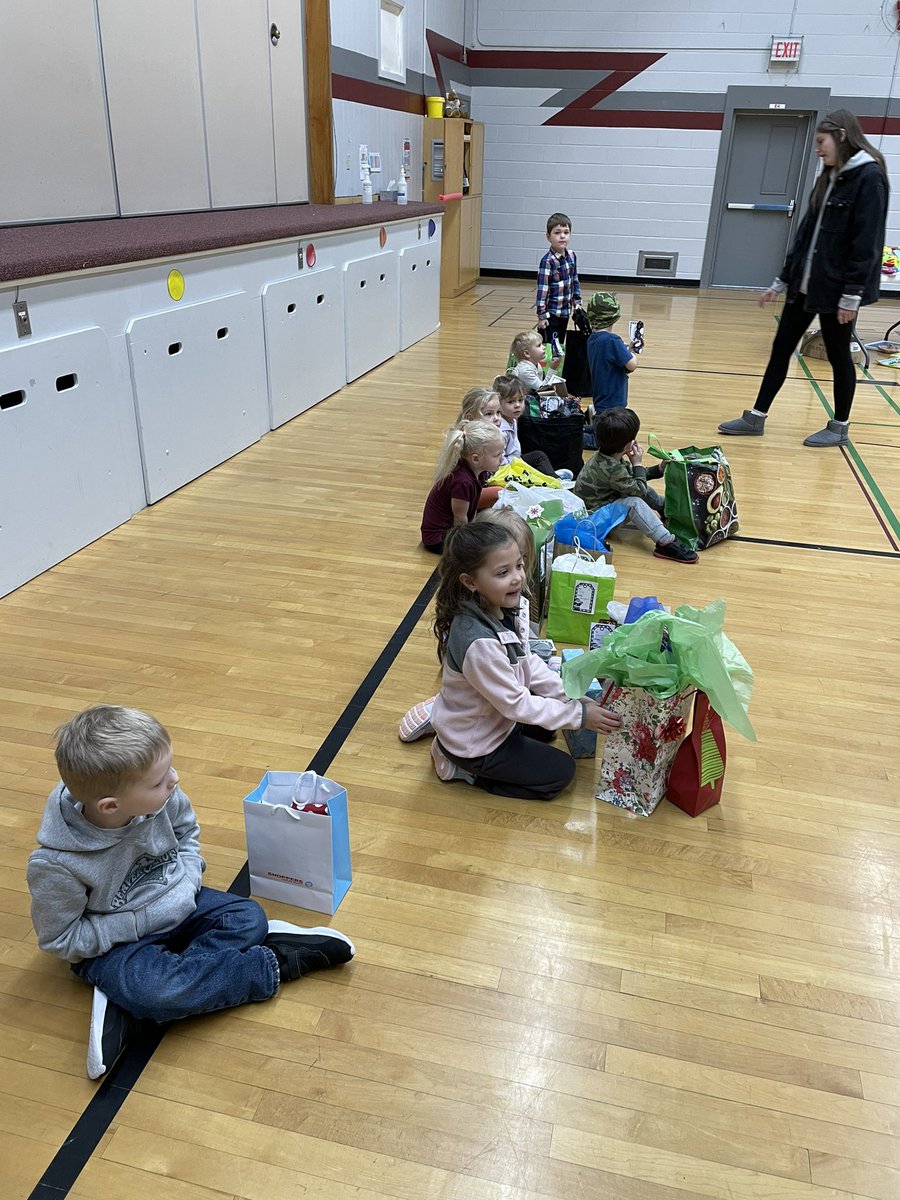 This week we got to head down to the White Elephant Sale <a href="/EJSMSchool/">Ecole J S McCormick</a>!
The kids were so excited and took their time to pick an amazing present for each family member💕🎄

Thank you to school council for organizing the event and a special thank you to our grade 3 helpers!